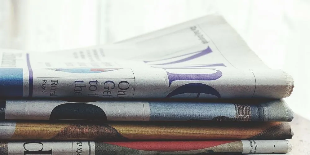 Pile de journaux, contactez Syllab Communication pour vos relations presse et médias